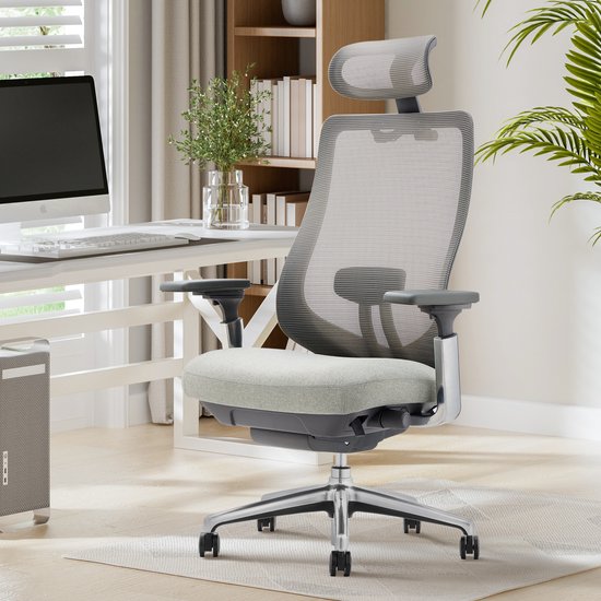 Lichtgrijze ergonomische bureaustoel met verstelbare hoofdsteun, in een modern kantoor met een bureau en computer.