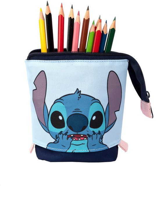 Blauw etui met Stitch-print, gevuld met kleurpotloden. Het etui kan worden omgeklapt.