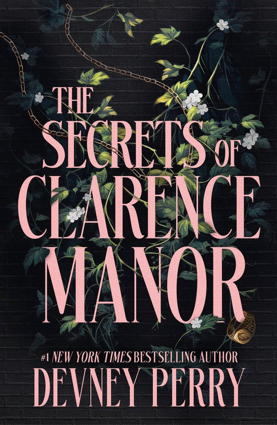 Livre 'The Secrets of Clarence Manor' en grandes lettres roses sur fond de brique sombre et de végétation grimpante.