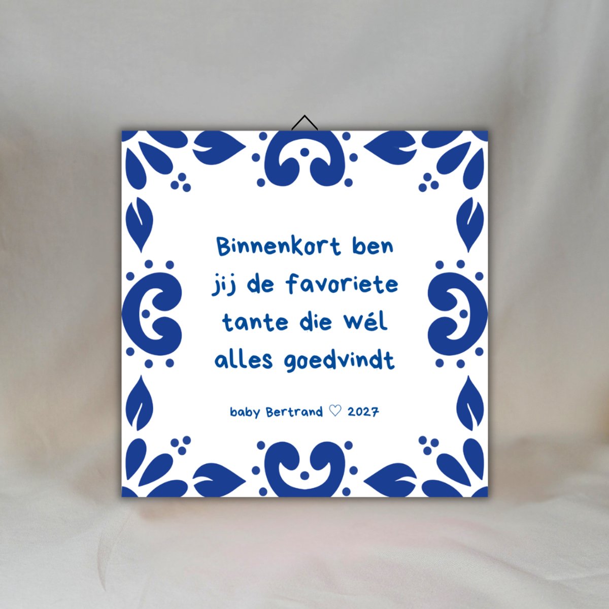Je wordt tante - Gepersonaliseerd zwangerschap aankondiging - Zwangerschap aankondiging tante - Delfts blauw tegeltje met naam en geboortejaar - Aankondiging baby - Gepersonaliseerd cadeau - 15x15cm