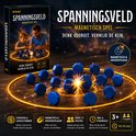Spanningsveld magnetisch spel met blauwe stenen op een geel touw, straalt magische energie uit.