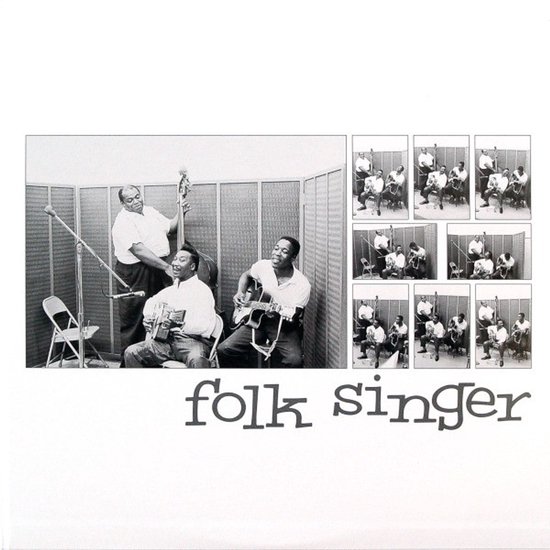 Muddy Waters Folk Singer: bandleden spelen en zingen, met tekst folk singer.