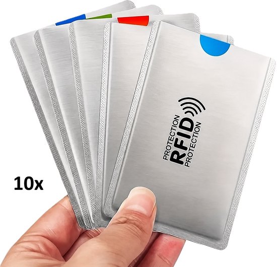 Een hand houdt tien zilverkleurige RFID-beschermhoezen vast. De voorste hoes heeft een blauwe indicator.