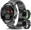 Drie grijze smartwatches met metalen en groene bandjes. De grootste toont data als stappen, hartslag en 360 graden. 'MAOO TITAN GPS'.