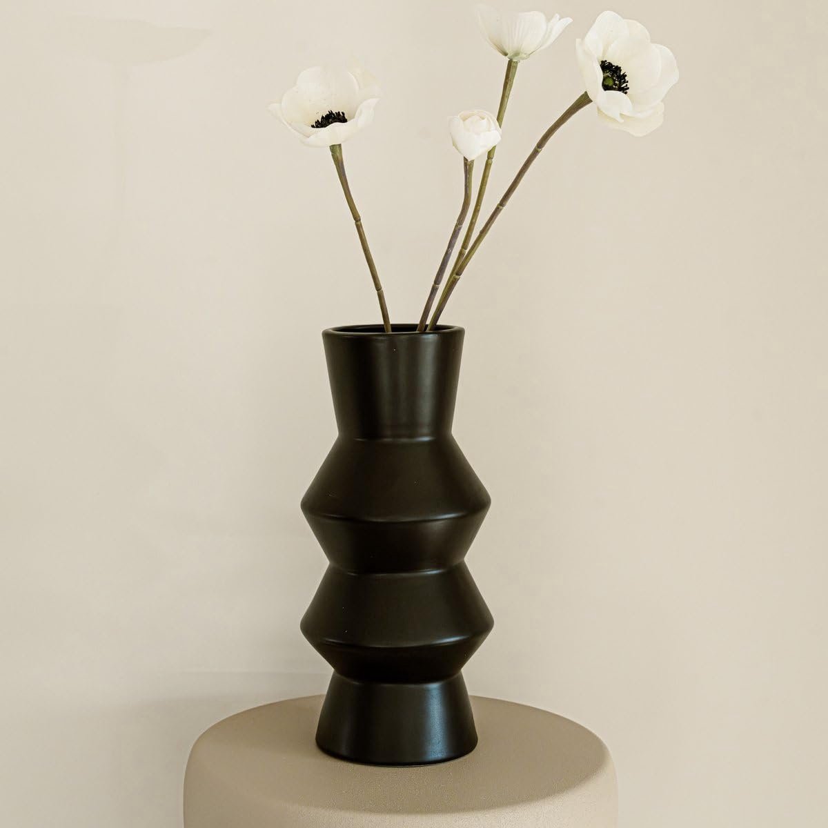 SnelShoppen - Evi Vaas - Bloemenvaas - Woonkamer Decoratie - Hoekig - Zwarte Vaas - Middelgroot - Perfect voor Feestjes en Tuin