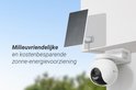 Witte beveiligingscamera met zonnepaneel voor milieuvriendelijke stroomvoorziening.