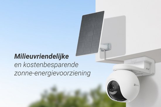 Witte beveiligingscamera met zonnepaneel voor milieuvriendelijke stroomvoorziening.