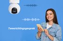 Een beveiligingscamera en een jonge vrouw met smartphone, die tweerichtingsgesprek mogelijk maken.