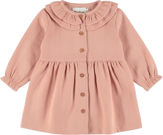 Roze jurk van Dirkje met een ruchekraag, knoopjes en lange mouwen met elastiek.