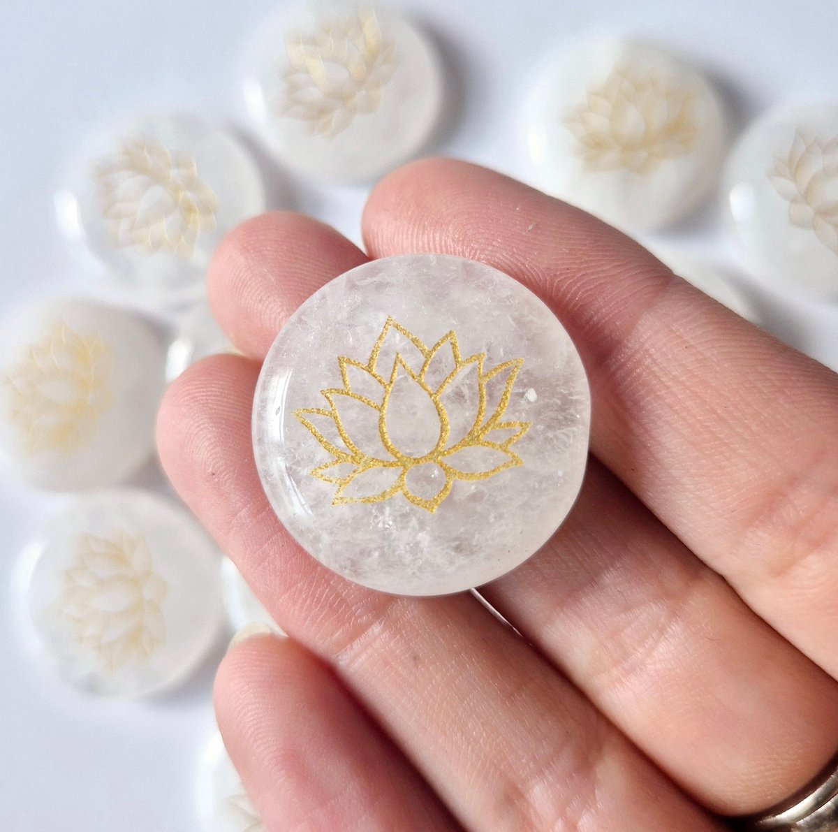 Edelsteen Bergkristal schijf 2,5cm met Lotus symbool – Zaksteen worry stone