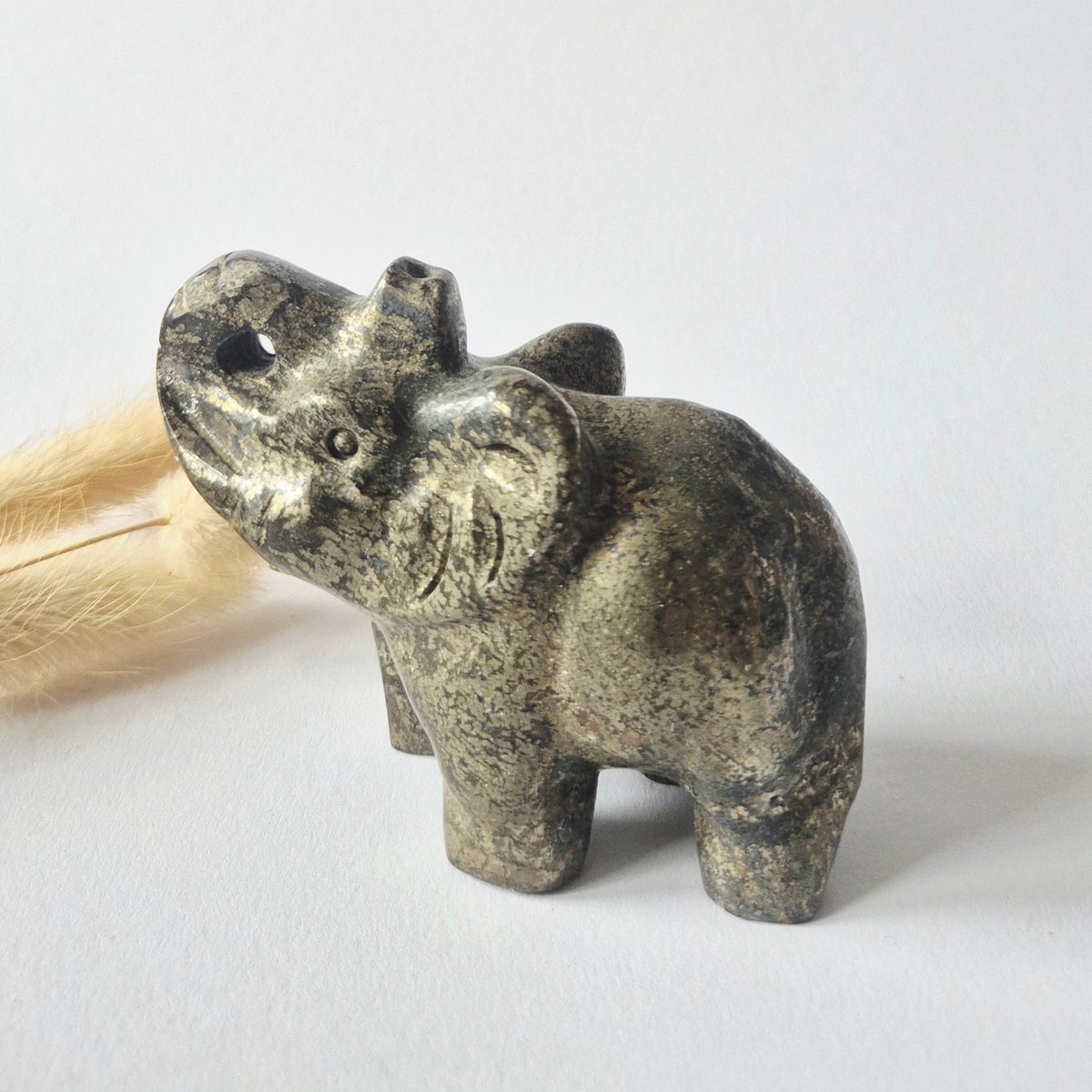 Pyriet Edelsteen Olifant 7x5cm – Handgesneden Kristallen Beeldje