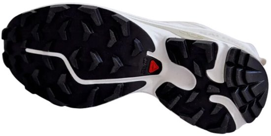 Zwarte profielzool van een witte Salomon XT-6 Expanse sneaker met rode details.