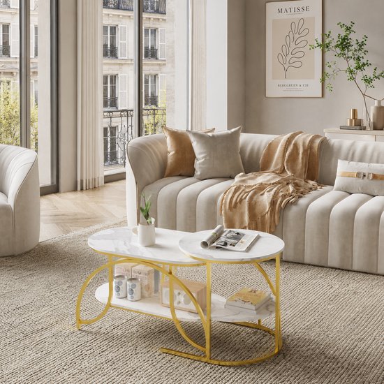Gouden bijzettafel met marmerpatroon in een woonkamer met een beige bank en uitzicht op de stad.