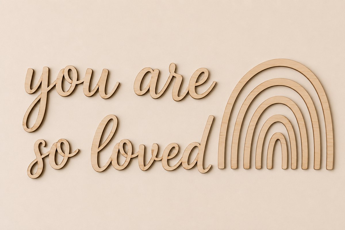 Houten Muurtekst "You Are So Loved" met Regenboog – Babykamer Wanddecoratie – 50 x 25 cm – Multiplex – Natuurlijke Houtkleur – Made to Order