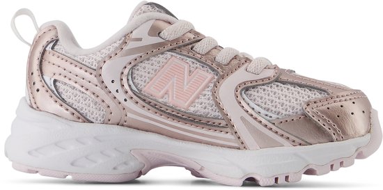 Roze New Balance 530 sneaker met mesh en glanzende details.