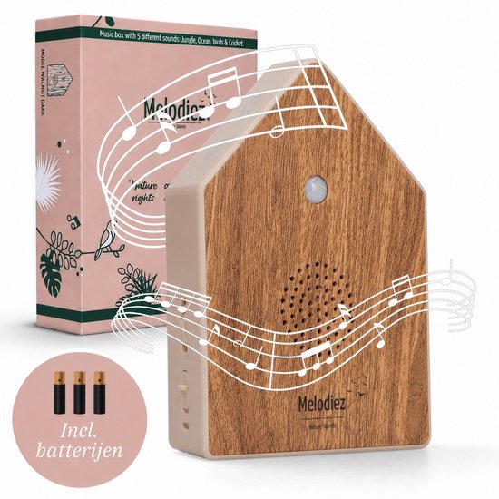 Walnoot donker Melodiez geluidshuisje met muzieknoten, met doos en drie batterijen. Tekst: 'Music box, with 5 different sounds: Jungle, Birds & Cricket, Ocean' en 'Incl. batterijen'.