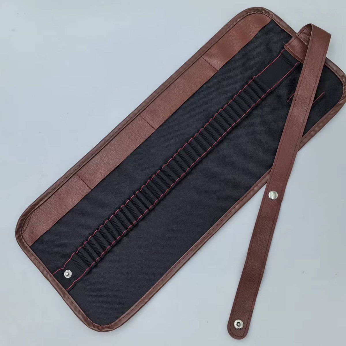 Een oprolbaar etui van canvas voor het opbergen van teken- en schoolspullen.