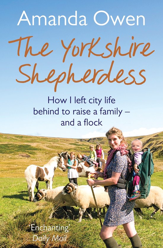 Boek 'The Yorkshire Shepherdess' van Amanda Owen, met op de cover de auteur met baby op rug, schapen en paarden op het platteland.