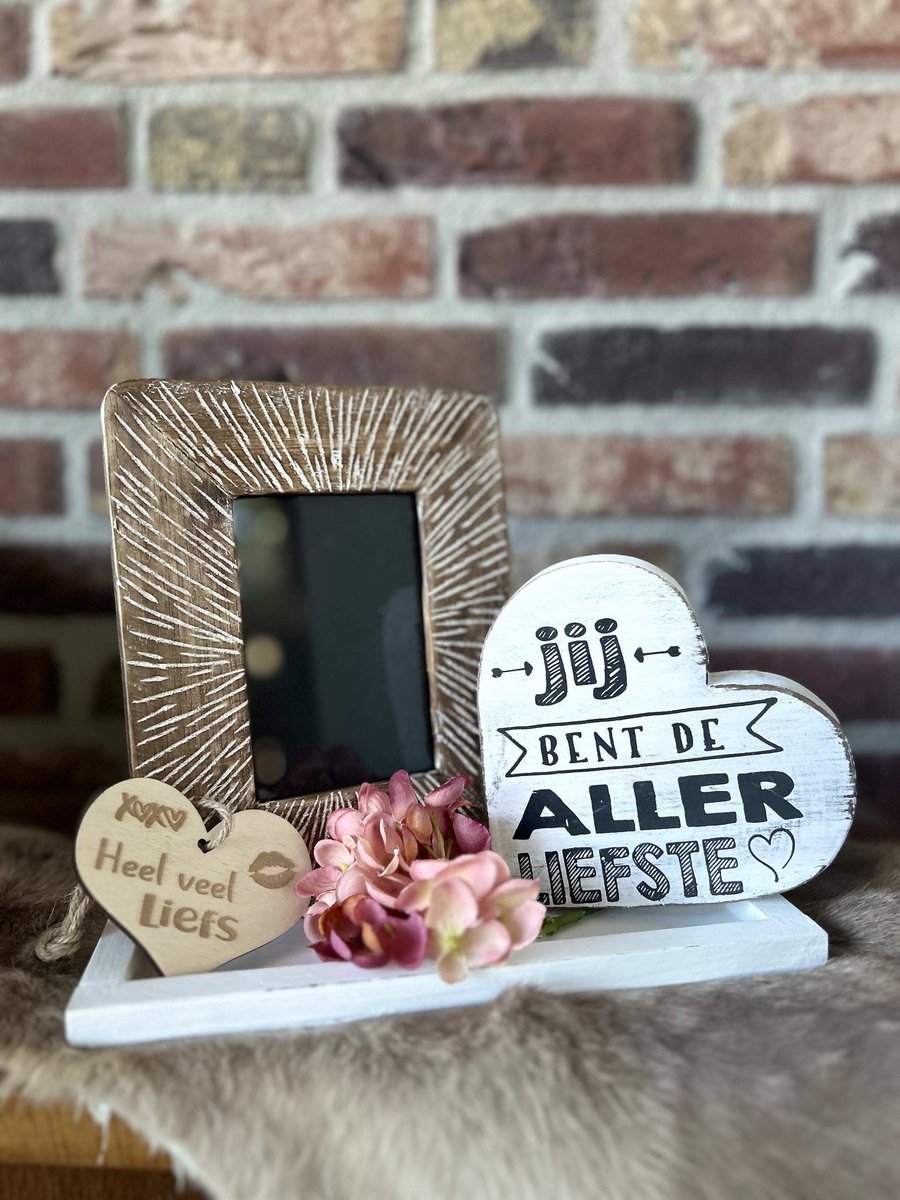 Creaties van hier – Cadeau pakket fotolijstje Jij bent de allerliefste - dienblaadje wit - bloem – Fotolijstje - teksthart allerliefste wit - met houten hartje