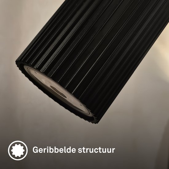 Close-up van een zwarte lampenkap met een geribbelde structuur.