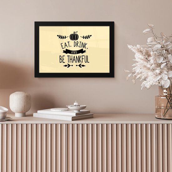 Fotolijst incl. Poster - Quote "Eat, Drink and be Thankful" wanddecoratie kerst pastel geel - 30x20 cm - Posterlijst - Kerstmis Decoratie - Kerstversiering - Kerstdecoratie Woonkamer - Kerstversiering - Kerstdecoratie voor binnen - Kerstmis