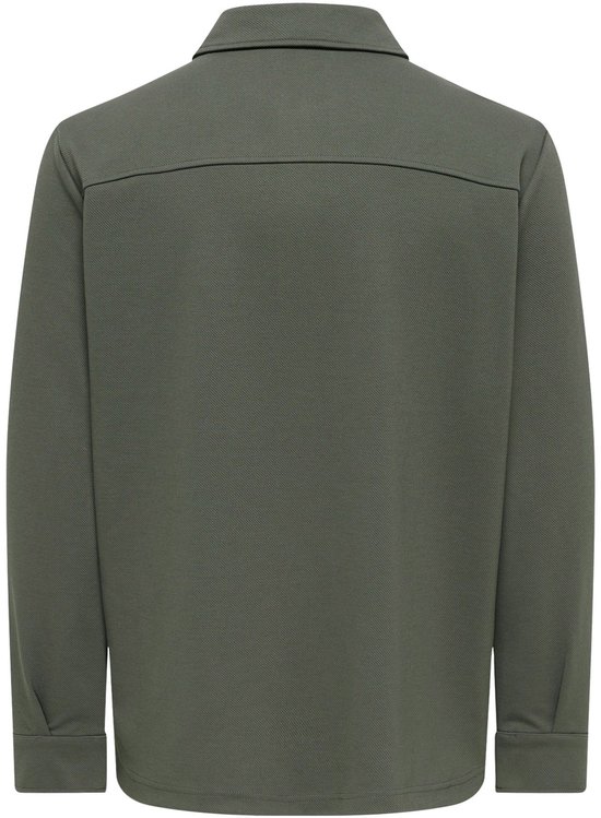 Achterkant van olijfgroene utility blouse met lange mouwen.