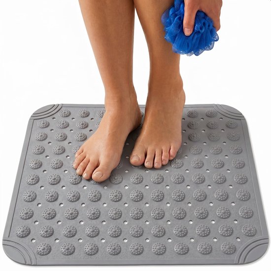 Voeten op een grijze antislipmat met zuignappen.