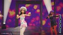 Drie K-Pop-dansers die in de verte dansen. Een vrouw in een jurk met bloemenprint met een witte pet en blonde lokken.