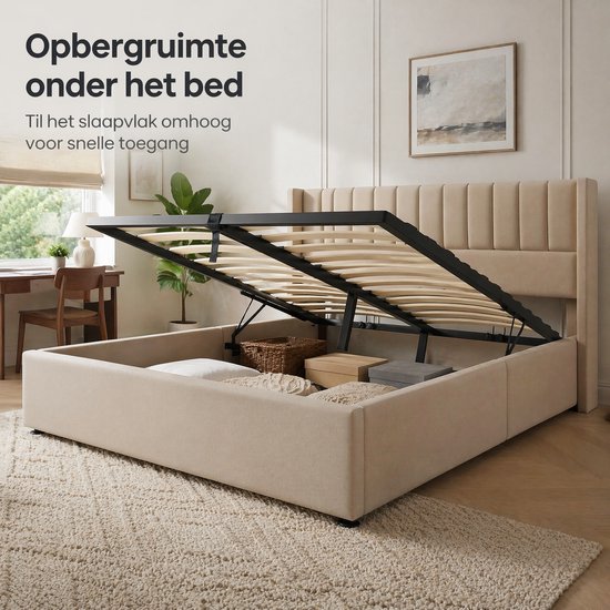 Beige gestoffeerd tweepersoonsbed met de hydraulische opbergruimte onder het matras opengeklapt. Manden en kussens zijn zichtbaar in de opbergruimte.