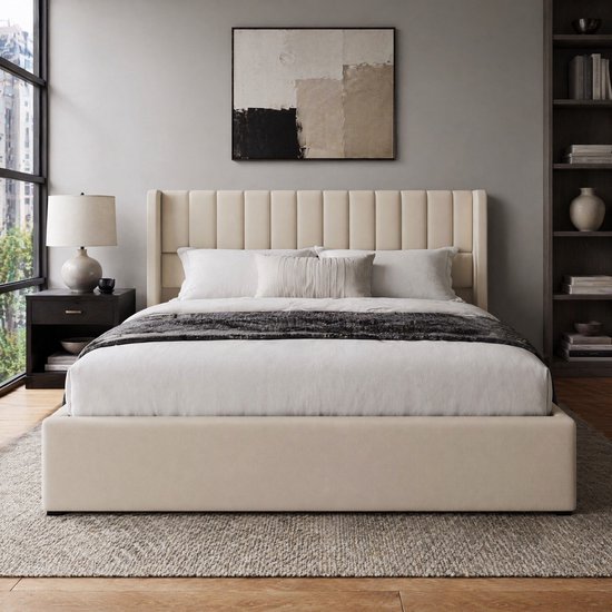 Een beige gestoffeerd tweepersoonsbed met gestreepte hoofdsteun en opbergruimte, gepresenteerd in een moderne slaapkamer met een donker nachtkastje en kunst aan de muur.