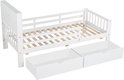 Wit kinderbed met open vakken, lattenbodem en twee uittrekbare laden.