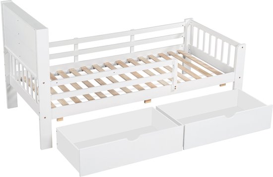 Wit kinderbed met open vakken, lattenbodem en twee uittrekbare laden.
