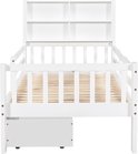 Wit kinderbed met open vakken in het hoofdeinde en een opberglade aan de zijkant.