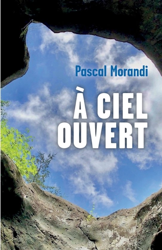 Couverture du livre 'À ciel ouvert' de Pascal Morandi, vue vers un ciel bleu nuageux à travers une ouverture dans les rochers.