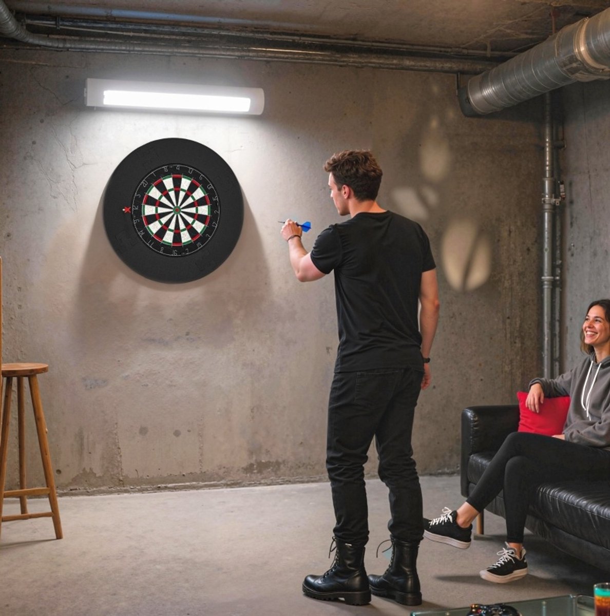 MEUNIQ sisal dartbord set 45,5 cm met beschermring, 6 stalen dartpijlen en wandmontage, zwart dartboard voor thuis, spelkamer of feestavond