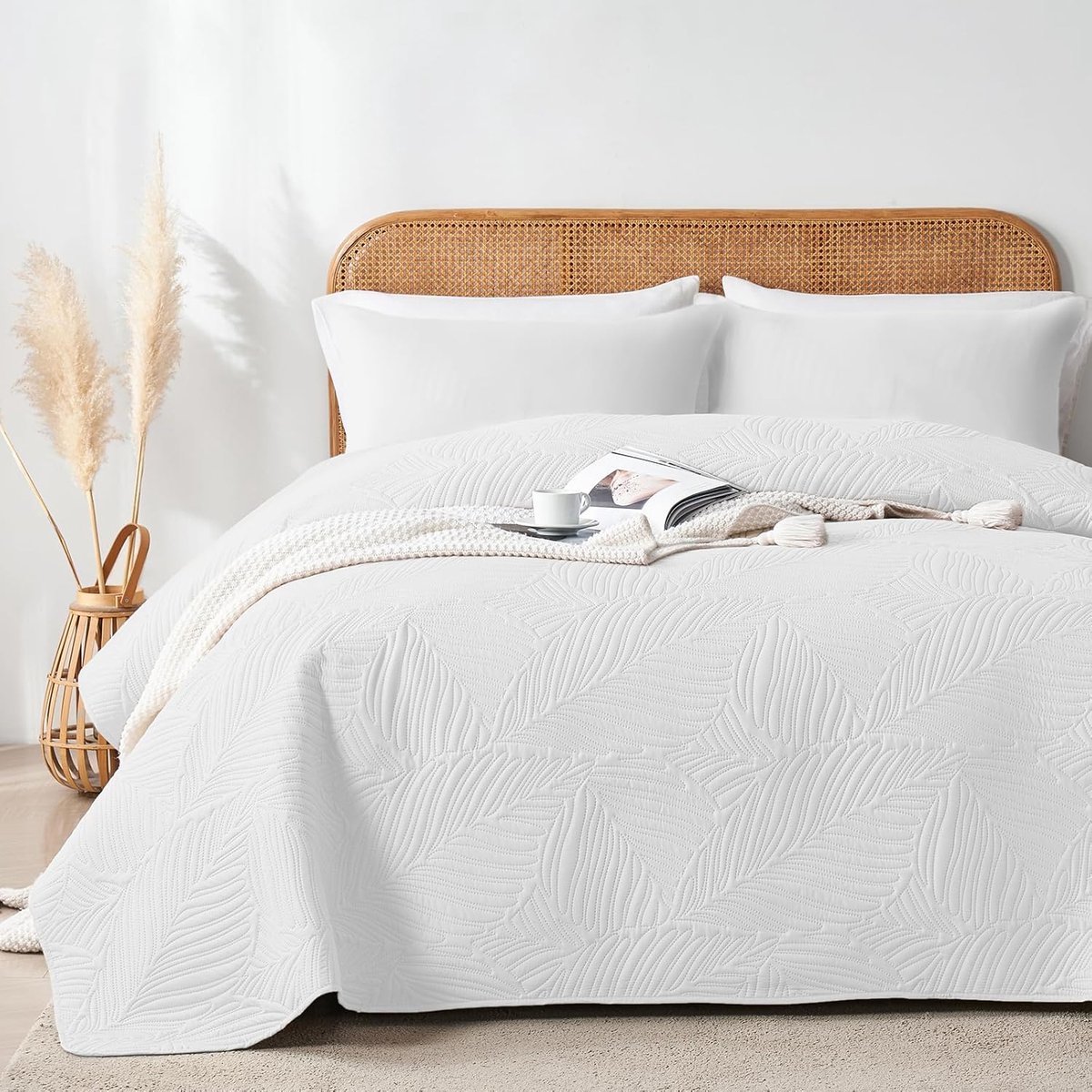 Sprei 200x220 cm,Ultrasone Sprei Wit,Licht,Zacht en Makkelijk Schoon te Maken,Dubbelzijdig, Bedbedekking met Bladerenpatroon,Ideaal voor Alle Seizoenen,Voor Bed en Bank