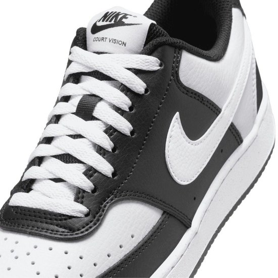 Close-up van een zwarte en witte Nike Court Vision Low sneaker met witte veters.