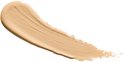 Een veeg lichte, beige concealer.