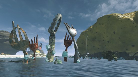 Roestige metalen sculpturen, waaronder vorken en handvormen, steken uit het water bij een rotsachtig eiland.