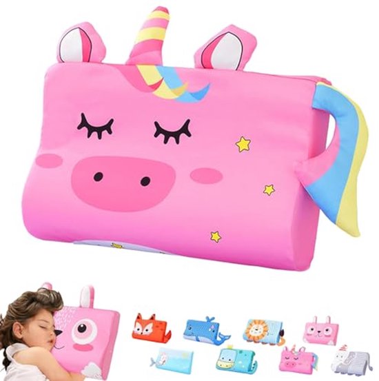 Roze eenhoorn kinderhoofdkussen, 45x27x6 cm. Ernaast een jong kind dat erop slaapt en meerdere kussendesigns.