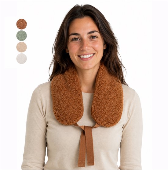 Model draagt een bruin teddypluche warmtekussen om de nek, met bruine linten.