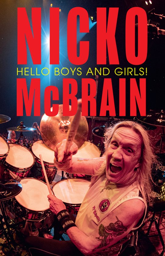 Nicko McBrain in actie op drumstel. Rood "NICKO" en "MCBRAIN", gele "HELLO BOYS AND GIRLS!".