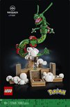 LEGO Rayquaza Pokémon bouwpakket 72168 met groene draak, bruin altaar, witte wolkjes en LEGO logo.