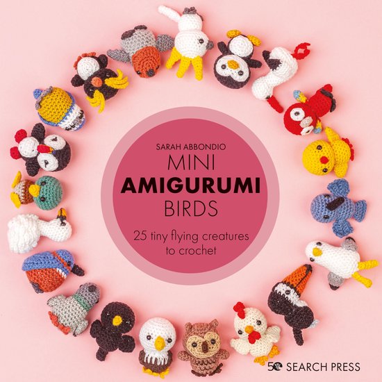 Mini amigurumi vogels, 25 kleine vliegende wezentjes om te haken, gerangschikt in een cirkel op een roze achtergrond.