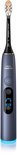 Een staande donkerblauwe Philips Sonicare DiamondClean 9900 Prestige elektrische tandenborstel met blauwe gloed aan de onderkant.