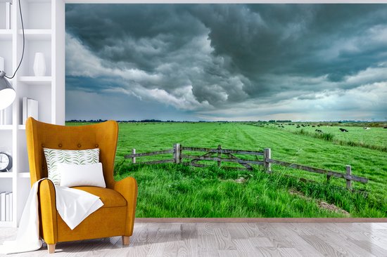 Papier peint photo peint vinyle - Nuages de pluie sur un paysage hollandais largeur 360 cm x hauteur 240 cm - Tirage photo sur papier peint (disponible en 7 tailles)