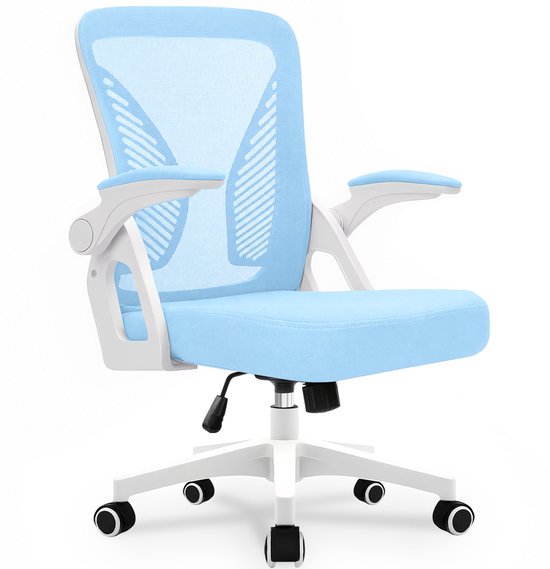 Een blauwe bureaustoel met witte accenten en een gaasrug, staand op een witte basis met vijf wielen.