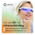 Vrouw met AYO-lichttherapiebril, vrij van UV- en infraroodstraling
