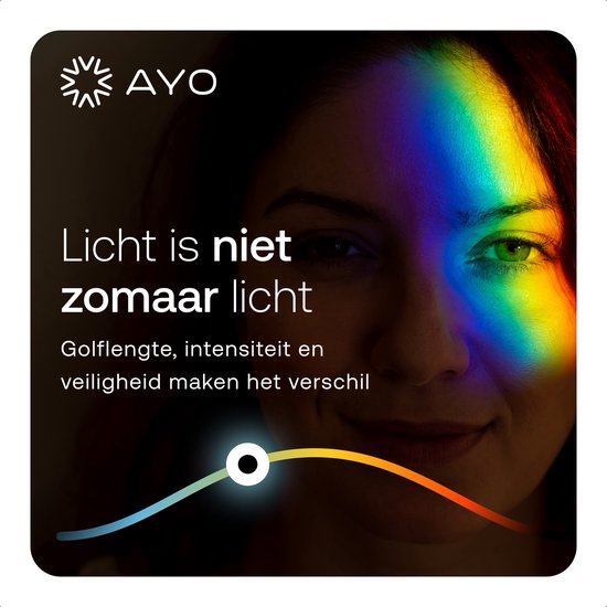 Vrouw met een regenboog van licht op haar gezicht en tekst: 'Licht is niet zomaar licht'.