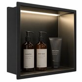 Zwarte inbouw nis met LED verlichting, met daarin twee bruine flessen shampoo en bodywash (300ml) en een zwarte tube bodylotion (150ml).